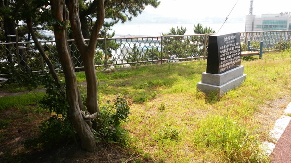 한국전쟁 직후 보도연맹원을 비롯해 정치범 수천 명을 학살한 동삼동 미니공원. 현재는 김소운 문학 기념비가 세워져 있다.(출처 : 하성환)