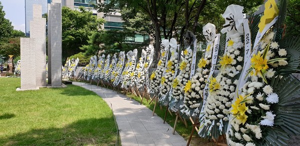 경찰청 인근 소공원에 놓인 경찰국 설치 반대를 염원하는 꽃다발들
