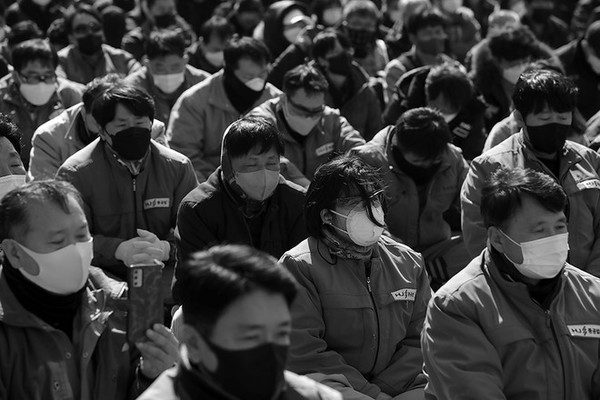한진중공업 노동자들이 김진숙 지도위원의 복직 발언을 지켜보고 있다. ©장영식