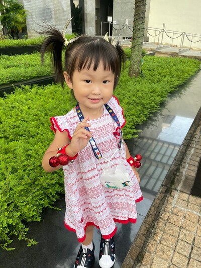 싱가포르에서 처음 맞은 지난해 크리스마스 때도 엄마가 만든 옷과 장식으로 차려 입은 최서의 아기. 고동희씨 제공