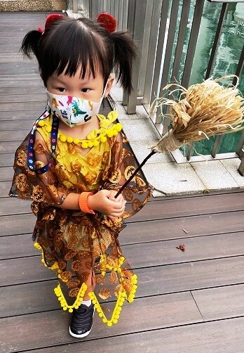 지난해 10월 핼러윈데이 때 엄마가 만들어준 옷을 입고 빗자루 요정으로 변신한 최서의 아기. 고동희씨 제공사계절 따뜻한