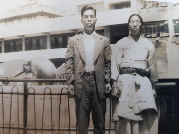 1950년대 한국전쟁 직후 전남 화순에 살던 시절 필자의 부모, 이기동(왼쪽)·김경님(오른쪽)씨의 모습. 선친은 일제 때 강제징용당해 오사카에서 노역을 하다 해방 뒤 돌아왔다. 이지현씨 제공