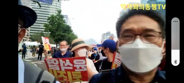 "윤석열 검찰독제후진국화정권 멈춰!" 피켓 들고 행진 중