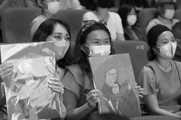 영화 '니 얼굴' 시사회에 참석했던 시민들이 은혜 작가를 응원하고 있는 모습. ©장영식