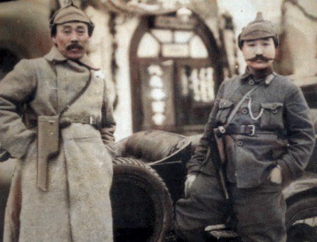 chlwlsehd wkdrnsdl 1922년 1월 모스크바 극동민족대회에 참석해  레닌에게서 권총과 군복을 선물받고 홍범도 장군과 함께 기념촬영을 했다