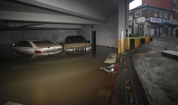 9일 오전 전날 내린 폭우로 서울 동작구의 한 빌라의 지하주차장에 차들이 빗물에 잠겨있다. 김혜윤 기자 unique@hani.co.kr. 한겨레, 2022-08-09