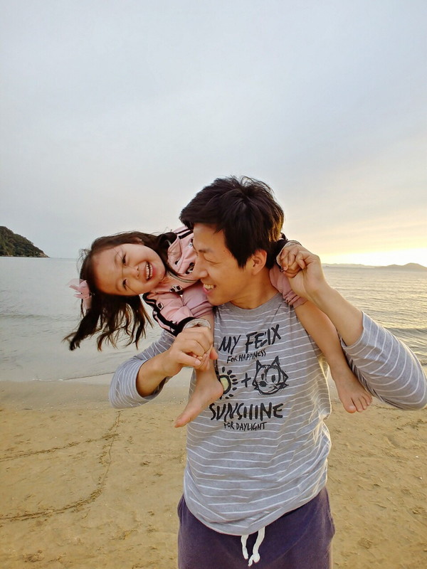 5세 때 아빠와 바닷가에서 찍은 사진 . 김진이씨 제공