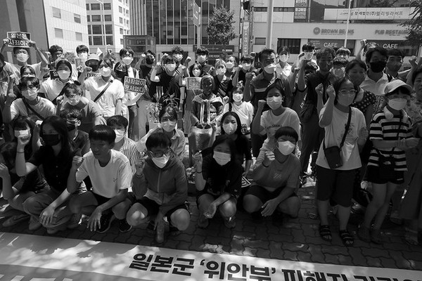 부산겨레하나 회원들이 2022년 8월 14일 일본군 '위안부' 피해자 기림의 날 행사를 마치고, 부산 시민들의 힘으로 세우고 지킨 소녀상 앞에서 함께했다. ©장영식