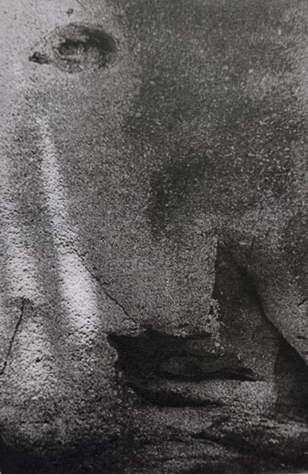 1994년, 프랑스 국립도서관 콜베르 갤러리, 세계104인 현대사진대전에 초대된  백운철의 두상 사진: 희노애락을 벗어나 '무의 경지'에 들어가면서 바위가 된 모습 #1  (출처: 돌문화공원 사업단)