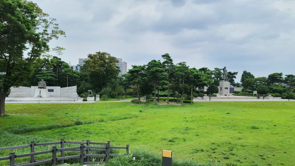 백범광장에 있는 왼쪽은 이시영 동상이고 오른쪽은 김구 동상 