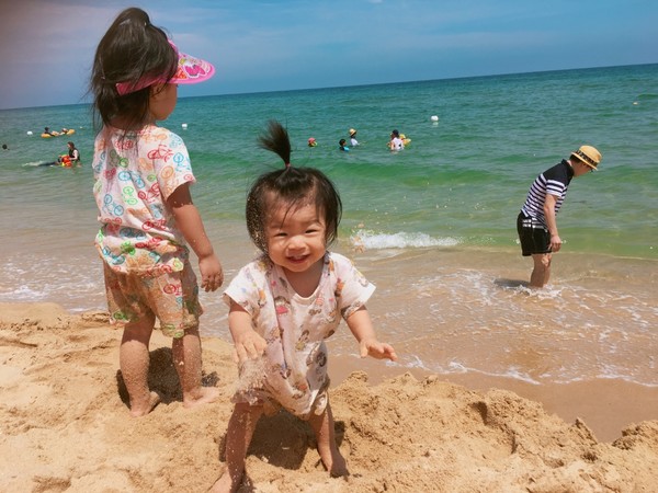 2017년 8월, 시댁 인근 해변에서, 남편과 두 딸