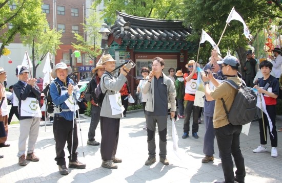 조희연 서울시교육감이 조계사 앞을 지나는 순례단과 어울려 격려사를 연설하였다.@생명탈핵실크로드 순례단