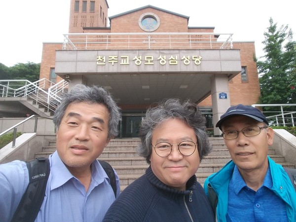 천주교정의구현사제단의 대표를 역임하셨던 김인국 신부를 청주에서 만났다.(가운데) 100인위원이시기도 하다. @이원영