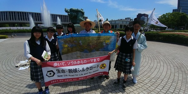 순례단의 위령제를 지켜보던 일본 학생들과 함께 기념촬영@생명탈핵실크로드 순례단