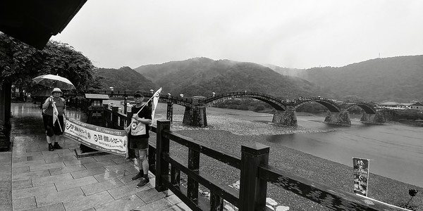 야마구치현으로 넘어가는 지역의 옛 목조다리 앞에서 흑백사진을 찍었다@생명탈핵실크로드 순례단