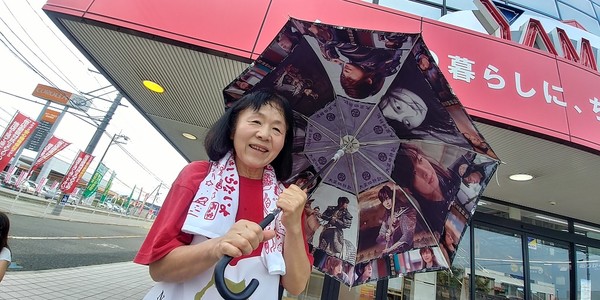 이 분은 욘사마의 사진이 도배된 우산을 들고 행진을 했다.@생명탈핵실크로드 순례단