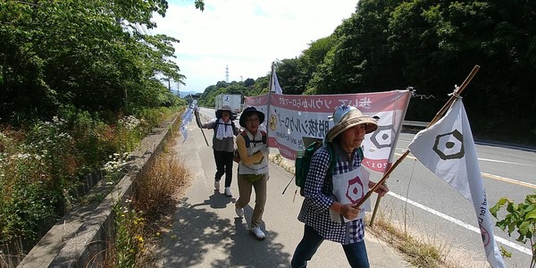 힘차게 걷는 야마구치의 주민들.@생명탈핵실크로드 순례단
