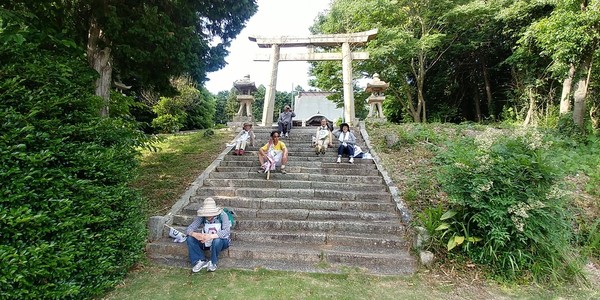 일본에는 동네마다 신사가 있다. 녹색 공간이다. 순례단이 휴식하기에 안성맞춤이다.@생명탈핵실크로드 순례단