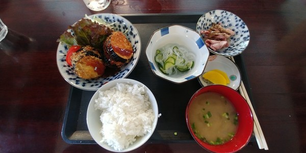 일본에서는 식당마다 있는 日替わり定食(히가와리 테에쇼쿠)가 가성비 좋은 식단이다. 이 식단 이름처럼  매일 바뀌는 경치를 자세히 만끽할 수 있다는 것은 도보여행만이 누릴 수 있는 장점이다. 두 다리와 허리가 튼튼하기만 하면.