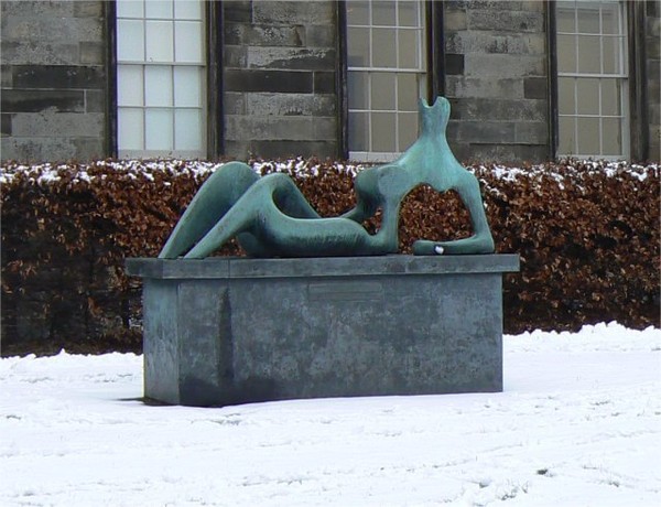 Henry Moore, Reclining Figure (6874668218)(출처 : https://commons.wikimedia.org/wiki/File:Chilly_for_nudism_-_geograph.org.uk_-_1158074.jpg)