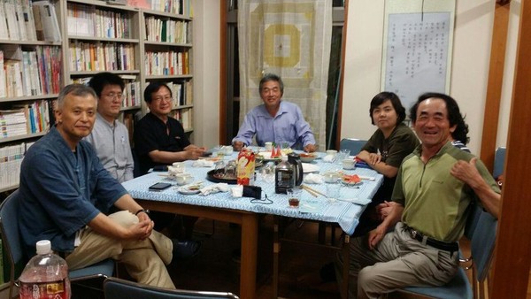 재일 한국인 목사인 주문홍 목사(맨 왼쪽)가 초대한 저녁식사. 주목사는 이때부터100인 위원으로 참여하였다.@생명탈핵실크로드 순례단
