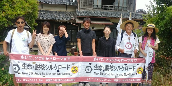 이토시마라는 도시에서의 젊은 주민들이 성원해주고 있다.@생명탈핵실크로드 순례단