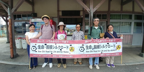 한국에서 김옥희 선생 모자(왼쪽에서 세번째, 두번째)가 참가했다. 이날 함께 사진을 찍은 일본주민들은 함께 금일봉을 주시기도 하고 함께 걸으면서 맛있는 점심도 대접하였다. @생명탈핵실크로드 순례단