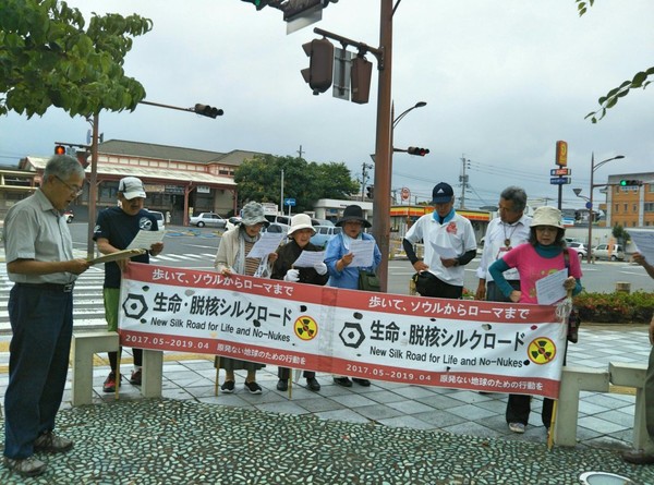 나가사키에서 기무라히데토상이 한국의 시민운동가요인 '임을 향한 행진곡'을 일본어로 번역하여 가지고 왔다. 행진도중 멈춰서서 함께 부른다. @생명탈핵실크로드 순례단