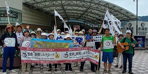나가사키역에서 출발하는 아침에 많은 시민들이 순례에 참가하였다. @생명탈핵실크로드 순례단