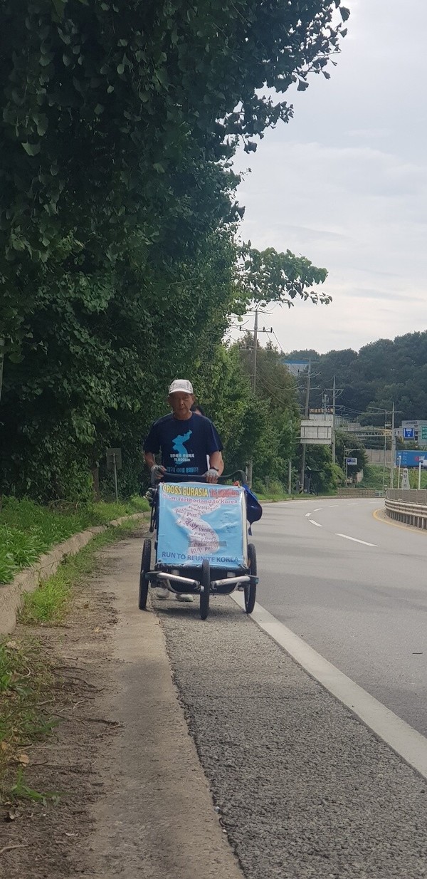 평화 마라토너 강명구씨가 13일 대전~청주 구간을 달리고 있다. 희망래일 제공