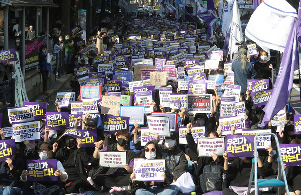 전국 195개 여성,시민,노동,사회 단체 회원들이 15일 오후 서울 종각역 앞에서 정부의 여성가족부 폐지안을 규탄하는 전국집중집회를 하고 있다. 윤운식 선임기자 yws@hani.co.kr. 한겨레,  :2022-10-15.