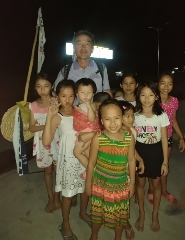 밤늦게 마을에 도착한 나그네를 환대해주는 아이들 @생명탈핵실크로드 순례단