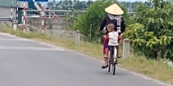 엄마를 붙잡고 타고있는 자전거 위의 아기. 이렇게 키워낸 아이들이 미군도 중국군도 물리쳤다.@생명탈핵실크로드 순례단