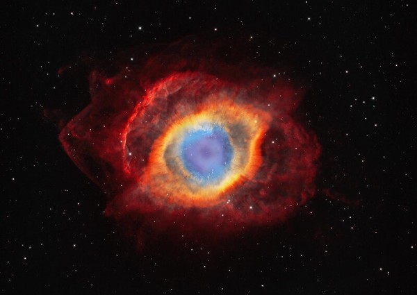 신의 눈은 이렇게 생겼을까 22.5시간의 노출로 찍은 나선성운 NGC7293의 모습이다. 지구로부터 650광년 떨어져 있으며, 별의 일생의 마지막 단계에서 외피층이 급속히 팽창하는 행성상 성운이다.작가는 “허블우주망원경 같은 사진을 만들기 위해 최선을 다했다”며 “중앙의 보라색과 청록색이 조화를 이루며 몽환적인 느낌을 주고, 가장자리의 주황색과 빨간색, 노란색은 우주의 힘을 보여준다”고 말했다. ​​​​​​​신의 눈은 이렇게 생겼을까  :  믿을 수 없는 우주의 모습-  ‘신의 눈’. The Eye of God by Weitang Liang - Astronomy Photographer of the Year 2022 Stars Nebulae /​​​​​​​ ​​​​​​​​​​​​​​ ​​​​​​​ ​​​​​​​/ 출처 : 한겨레 2022-09-21