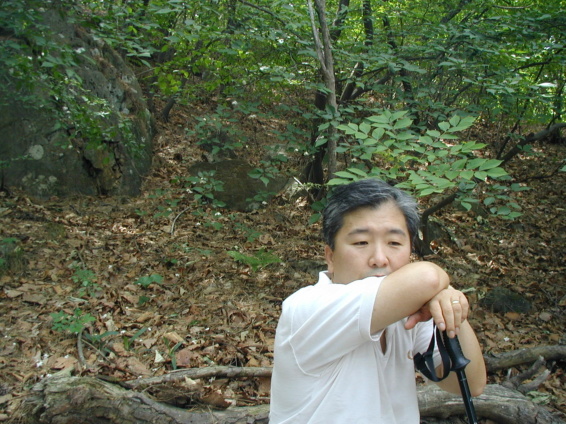 2007년 용지봉 때죽나무 밑에서 쉬고 있는 친구.