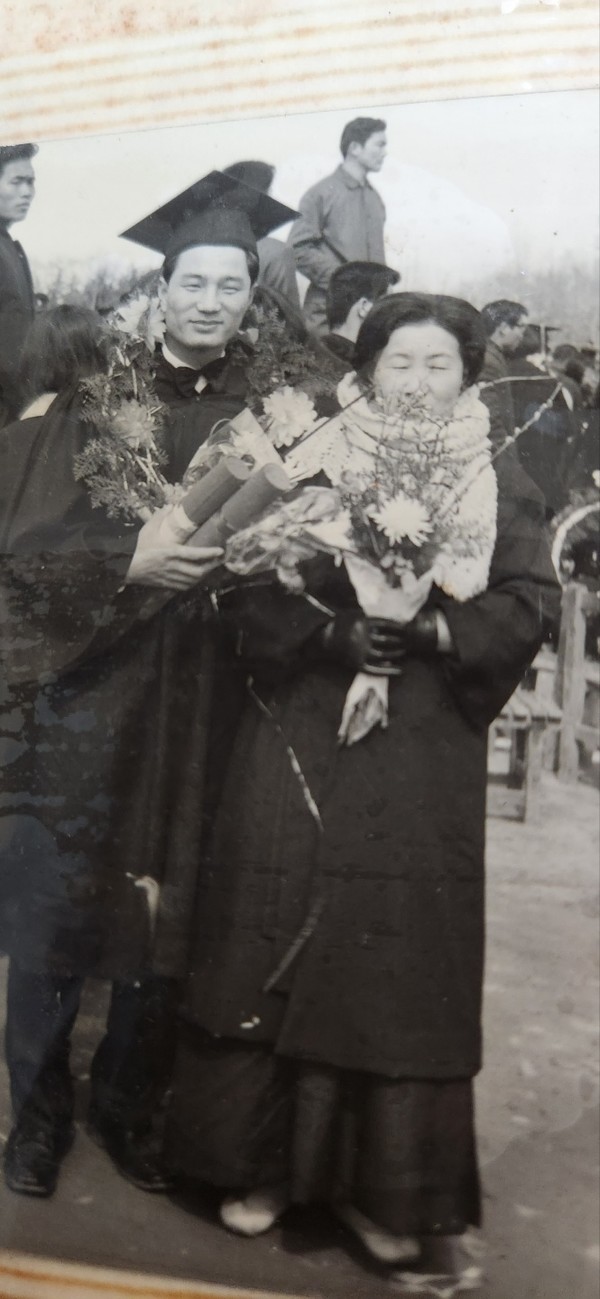   박홍수님의  졸업식장에서 어머니와 함께