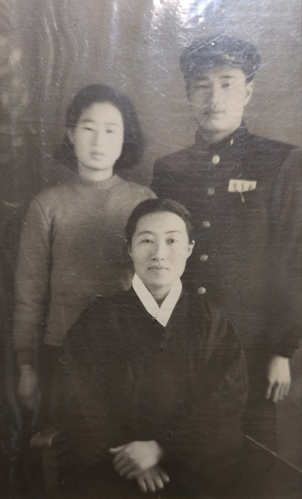  유족 박홍수님,  어머니와 여동생과 함께 