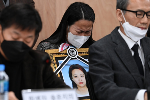이태원 참사 유가족들이 22일 오전 서울 서초구 민변 대회의실에서 열린 입장발표 기자회견에서 눈물을 흘리고 있다. 공동취재사진