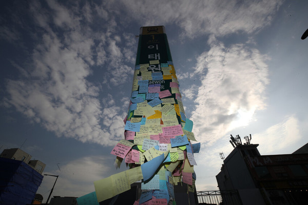 지난 7일 오후 서울 용산구 이태원역 1번 출구 앞에 시민들이 적은 추모의 글귀들이 붙어 있다. 신소영 기자 viator@hani.co.kr
