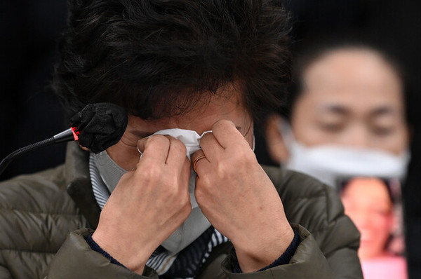 이태원 참사 희생자 이남훈씨의 어머니가 22일 오전 서울 서초구 민변에서 열린 입장발표 기자회견에서 눈물을 흘리고 있다. 공동취재사진. 한겨레, 2022-11-22.