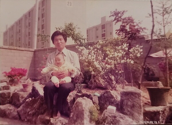 1979년 필자의 친형 조현상씨가 맏아들을 안고 있다.