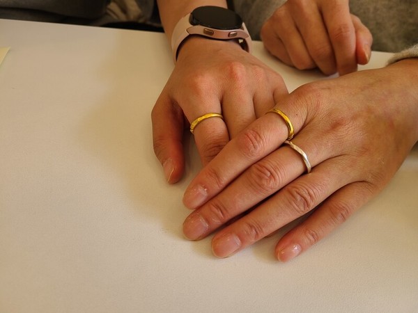 김의현씨 엄마 김호경씨가 아들이 남긴 은반지를 끼고 누나 김혜인씨와 손을 포개고 있다. 유가족 제공