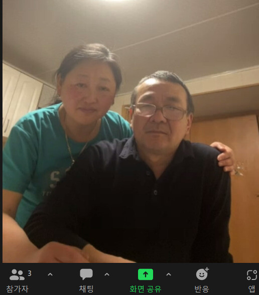 러시아에 있는 김옥사나씨의 아빠 김이고리(오른쪽)씨와 엄마 김주안나씨가 <한겨레21>과 화상 인터뷰를 하고 있다