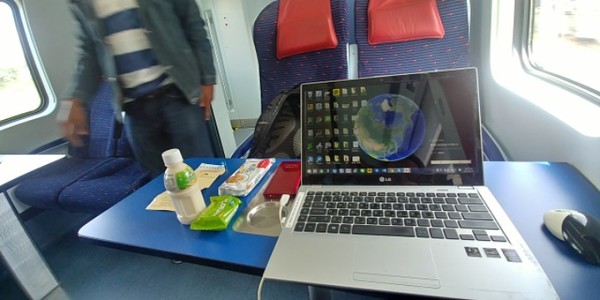 쿠알라룸푸르로 가는 기차 안. 나그네는 길에서도 쉬지 않는다. 마침 테이블용 좌석이 비어있어서 필자는 4시간 이동하는 열차 안에서 노트북을 꺼내들고 웹서핑을 즐겼다. @생명탈핵실크로드 순례단