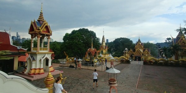 태국풍의 아름다운 불교사원도 있다. 이름은 Thai Buddhist Chetawan Temple. 규모도 작고 지은 지 20년 정도이지만 태국불교예술의 화려함과 미학이 살아 있는 느낌이다. @생명탈핵실크로드 순례단