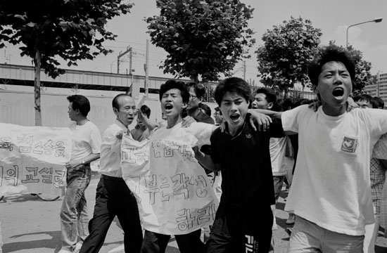 1989년 7월 14일 구로고 학생들 800명이  양달섭 선생님 지키기와 전교조 참교육운동을 지지하며 거리시위에 나서자 교감 선생님이 학생들 시위를 저지하는 장면(출처 : 민주화운동기념사업회 아카이브)