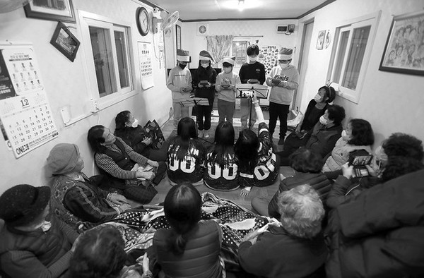 행복한공부방지역아동센터 청소년들이 전력질주협동조합 어르신들을 찾아서 칼림바 연주를 하고 있는 모습. ©장영식