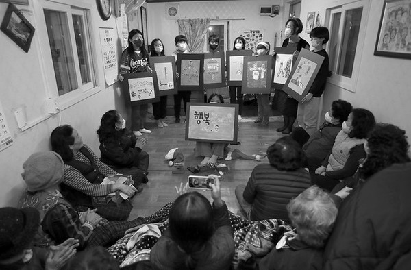 행복한공부방지역아동센터 청소년들은 지구 환경을 위해서 현수막 대신 어르신들의 만수무강을 기원하는 손포스터를 직접 만들어서 소중한 마음을 전달했습니다. ©장영식