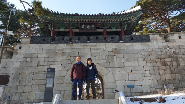 산행 때마다 맨 앞에서 주도하는 정종윤 선생(우측)과, 맨 뒤에서 보듬고 오는 이수엽 선생(좌측)