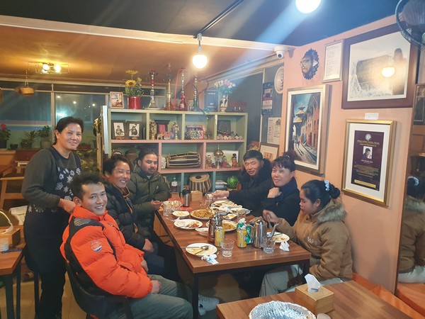 전북에 한 양파농가 고용주 부부가 네팔과 캄보디아 여성이주노동자에게 네팔음식을 먹을기회를 제공한다며 찾아왔다. 고마운 분이란 생각이다.